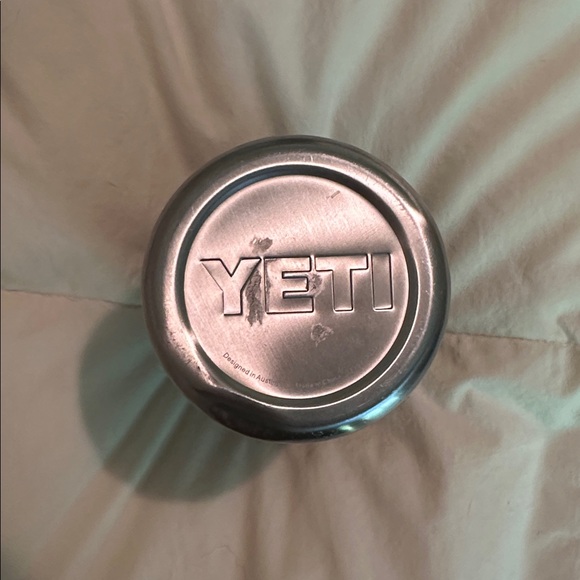 YETI can cooler - Picture 2 of 4